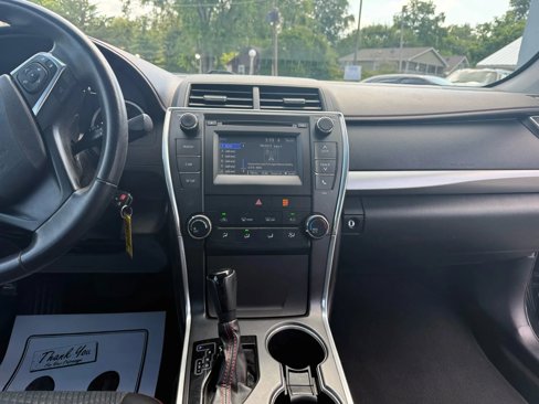 Used 2015 Toyota Camry SE image 11