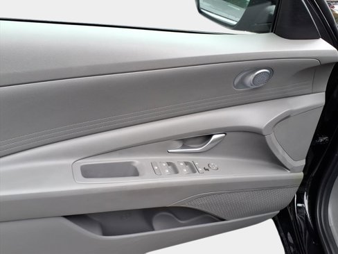 Used 2023 Hyundai Elantra Blue image 9