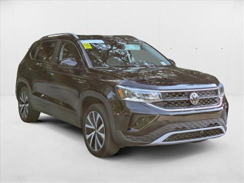Used 2024 Volkswagen Taos SE w/ Panoramic Sunroof Package image 8