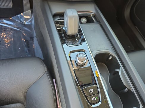 Certified 2022 Volvo XC60 B5 Momentum w/ Climate Package image 30