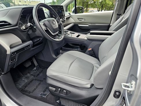 Used 2023 Toyota Sienna XLE image 7