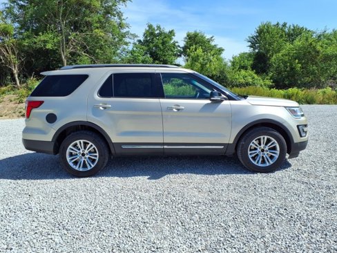 Used 2017 Ford Explorer XLT image 26