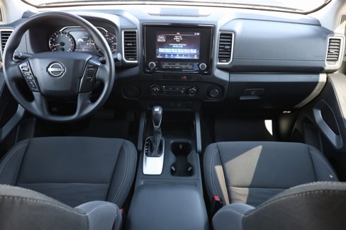 Used 2022 Nissan Frontier SV image 2