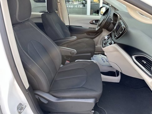 Used 2021 Chrysler Voyager LX image 12