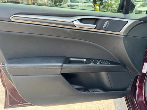 Used 2017 Ford Fusion SE w/ Equipment Group 201A image 11