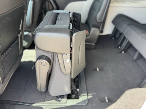 Used 2020 Dodge Grand Caravan SE w/ UConnect Hands-Free Group image 12