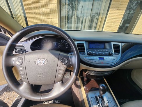 Used 2011 Hyundai Genesis 3.8 image 10