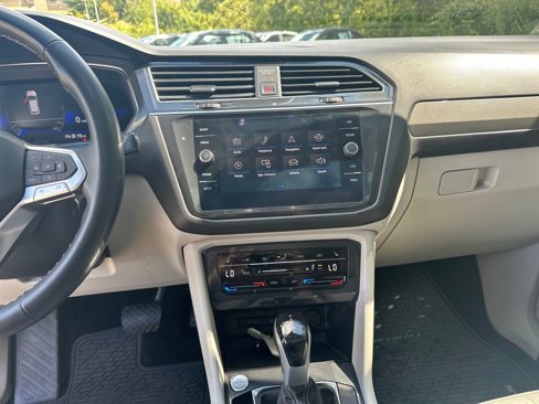 Used 2022 Volkswagen Tiguan SE image 17