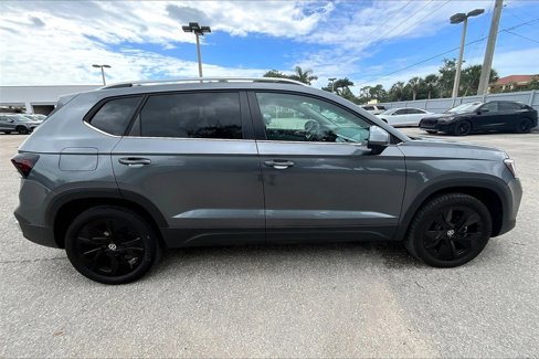 Certified 2025 Volkswagen Taos SE w/ Black Wheel Package image 4