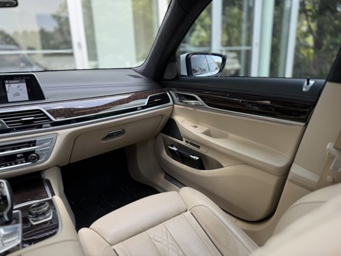 Used 2018 BMW 750i image 16