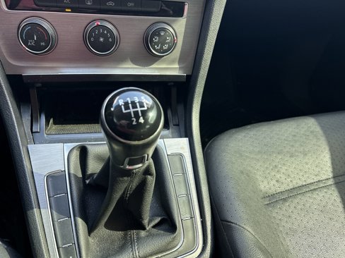 Used 2015 Volkswagen Golf S image 37