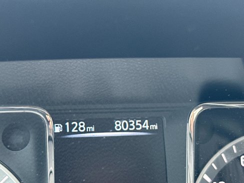 Used 2018 Nissan Titan SV image 16