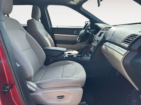 Used 2018 Ford Explorer XLT image 15