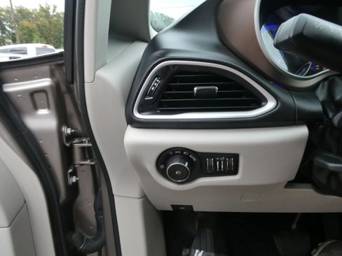 Used 2018 Chrysler Pacifica Touring-L image 16