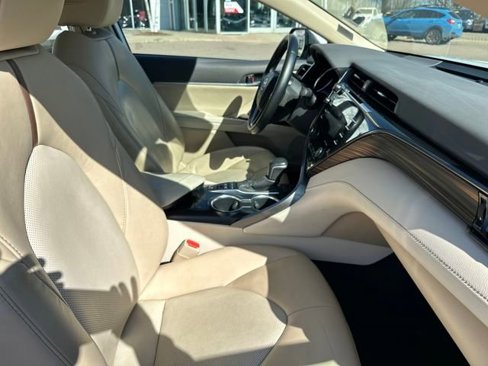 Used 2020 Toyota Camry XLE image 25