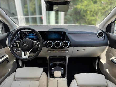 Used 2021 Mercedes-Benz GLA 250 4MATIC w/ Premium Package image 16