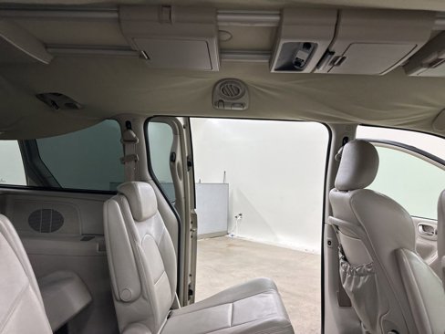 Used 2005 Chrysler Town & Country Limited image 20