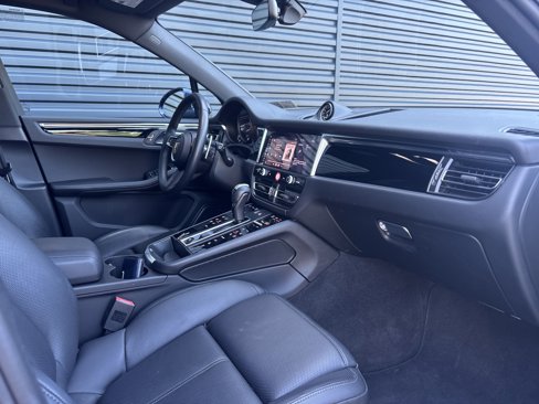 Certified 2025 Porsche Macan image 13