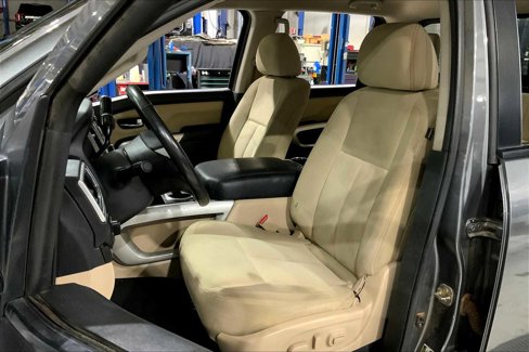 Used 2016 Nissan Titan SV image 7