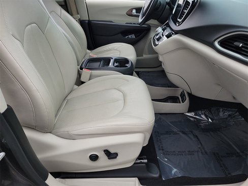 Used 2018 Chrysler Pacifica Touring-L w/ Advanced Safetytec Group image 21