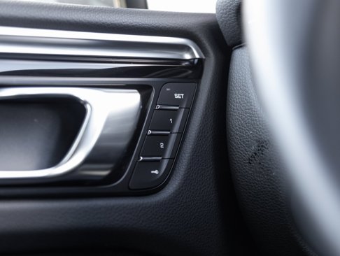 Certified 2021 Porsche Macan image 18