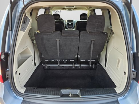 Used 2013 Chrysler Town & Country Touring image 18