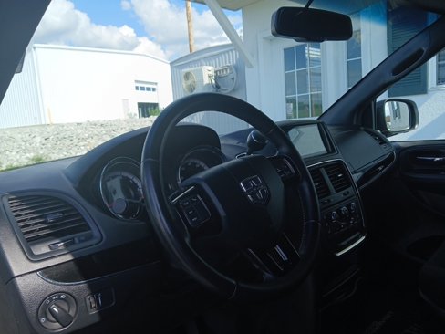 Used 2016 Dodge Grand Caravan SE image 14