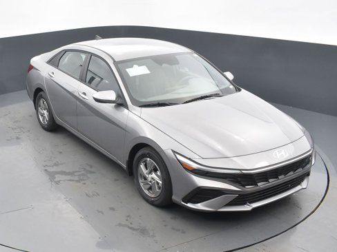 Used 2025 Hyundai Elantra SE image 14