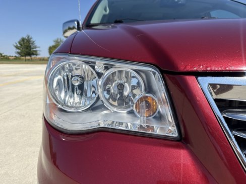 Used 2016 Chrysler Town & Country Touring-L image 37