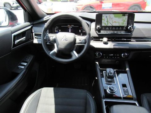 Used 2023 Mitsubishi Outlander SE image 14