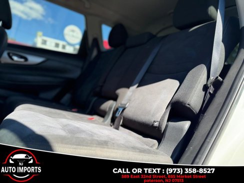 Used 2016 Nissan Rogue SV image 16
