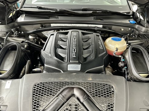 Certified 2018 Porsche Macan Turbo image 38