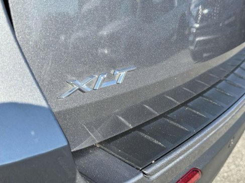 Used 2022 Ford Explorer XLT w/ Equipment Group 202A image 6