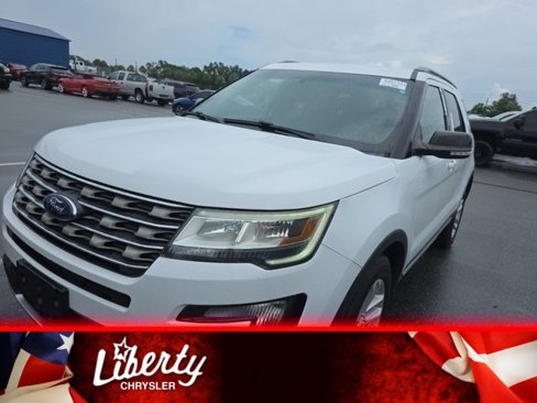 Used 2016 Ford Explorer XLT image 1