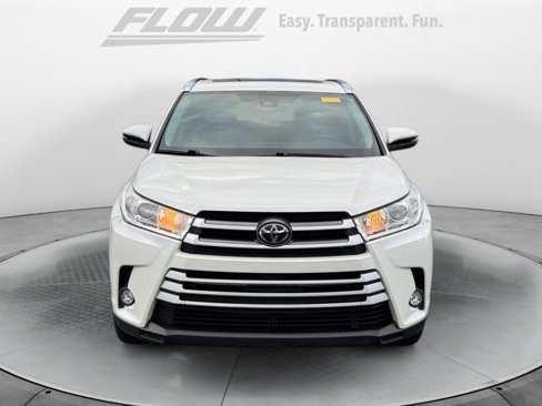 Used 2019 Toyota Highlander XLE image 2
