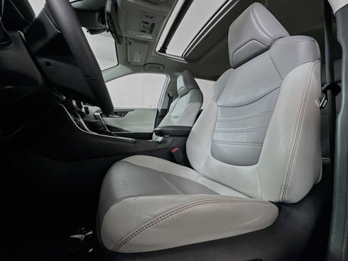 Used 2021 Toyota RAV4 XLE Premium image 18