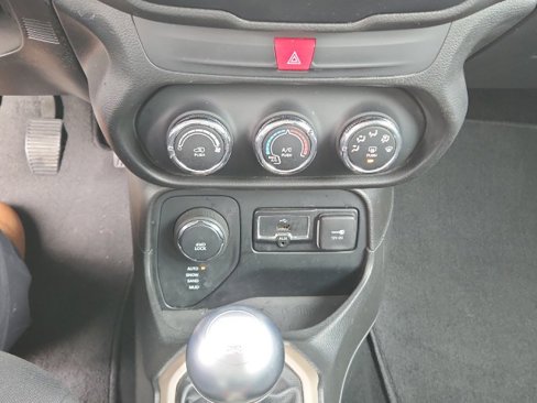 Used 2017 Jeep Renegade Sport w/ Power & Air Group image 17