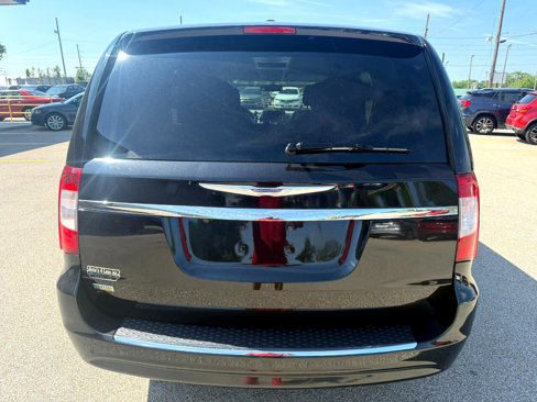 Used 2013 Chrysler Town & Country Touring image 7