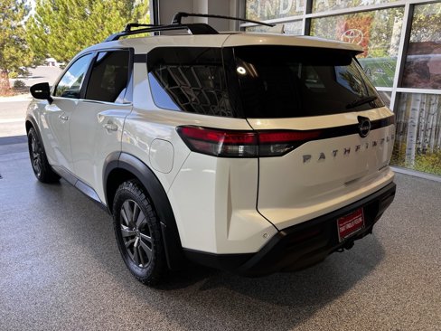 Used 2022 Nissan Pathfinder SV w/ SV Premium Package image 4