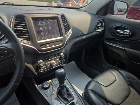Used 2019 Jeep Cherokee Trailhawk image 22
