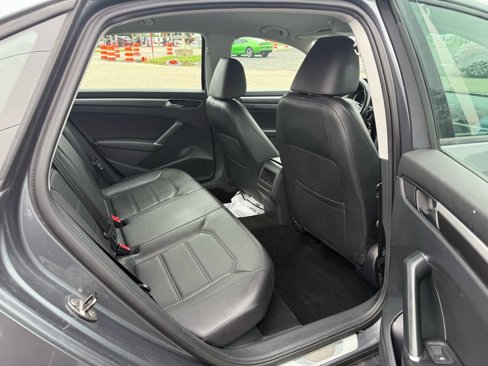 Used 2018 Volkswagen Passat 2.0T R-Line image 16