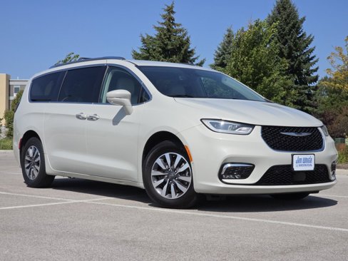 Used 2021 Chrysler Pacifica Touring-L w/ Premium & Safety Sphere Group image 2