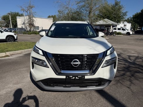 Used 2023 Nissan Rogue SV image 2