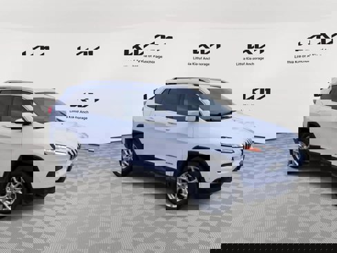 Used 2018 Jeep Cherokee Latitude w/ Cold Weather Group image 2