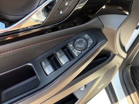 Used 2023 Chevrolet Traverse RS image 35