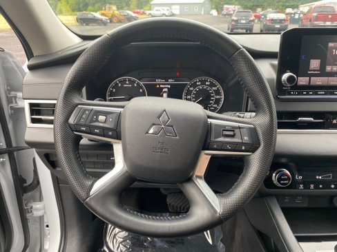 Used 2023 Mitsubishi Outlander SE image 14