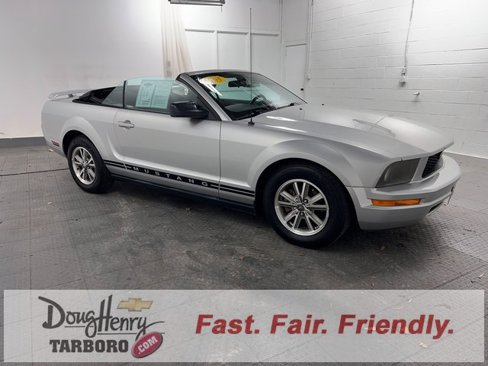 Used 2005 Ford Mustang Convertible image 3