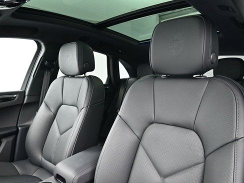 Certified 2025 Porsche Macan image 5