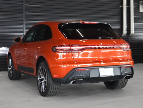 Certified 2024 Porsche Macan image 3