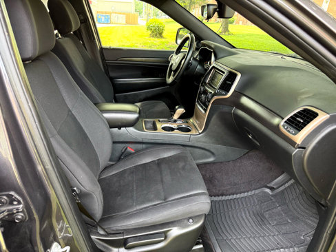 Used 2017 Jeep Grand Cherokee Laredo w/ Quick Order Package 23E image 19